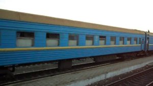 Поезд 97 Москва Керчь отходит от Владиславовки.avi