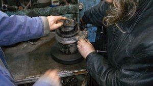 снимаем проверяем на стенде и ставим энергоаккумулятор автобус ЛаЗ