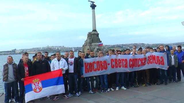 Русские парни в Севастополе поют 'Косово, Косово' смотреть онлайн