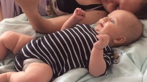 Неподдельный смех малыша и сюрприз. Genuine baby laugh and surprise