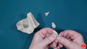 Подставка для пасхальных яиц в виде петушка (из контейнера для яиц)