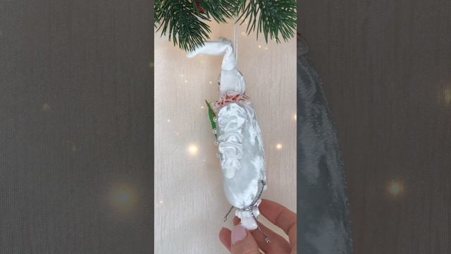 Арт. ТФ155  Новогодняя игрушка из фарфора и текстиля «Мальчик-Зайчик с морковкой»