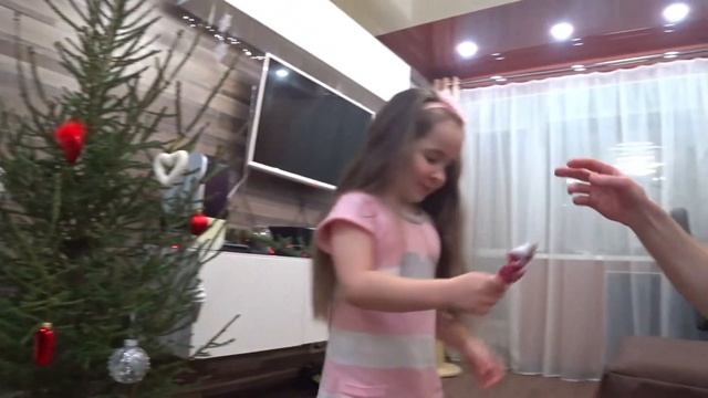 Наряжаем живую ёлку смотреть онлайн