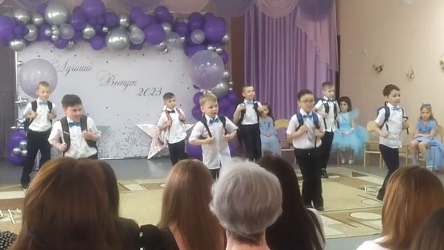 танец мальчиков на выпускном в детском саду