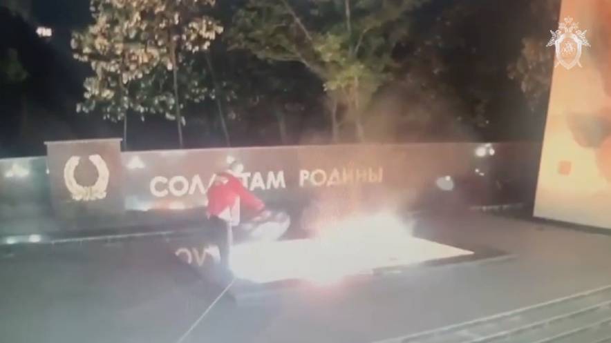Вандал, который сжег венки на мемориале Воинской славы в Кисловодске, пойдет под суд