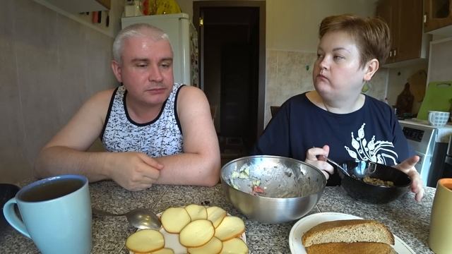 Мукбанг ВСЁ ВКУСНОЕ нам ? Обед перед путешесвтвием ? ПЛАНЫ на отпуск ?Тушеное мясо, салат, сыр и ча