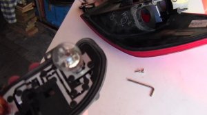 How to replace a Ford EcoSport's rear lamps/bulbs