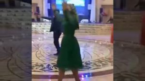 Скромная и красивая чеченка танцует лезгинку