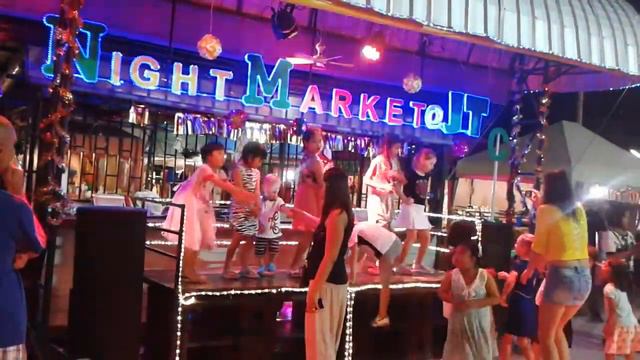 Дети танцуют под PSY - GANGNAM STYLE в Тайланде на ночном рынке смотреть онлайн