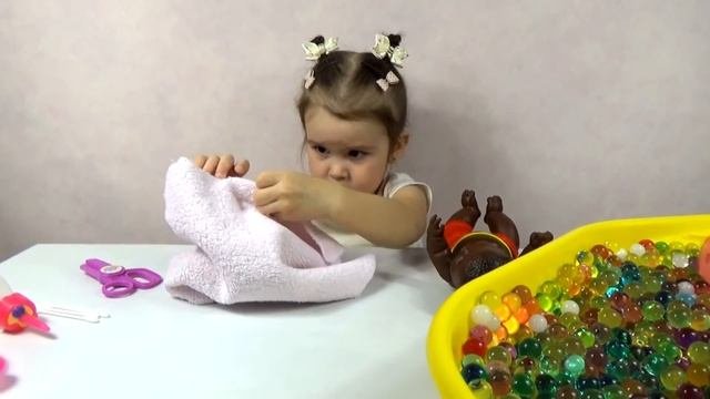 Купаем пупсика в Orbeez ПУПС НЕГРИТЕНОК Игры с куклами Bathe Baby In Orbeez