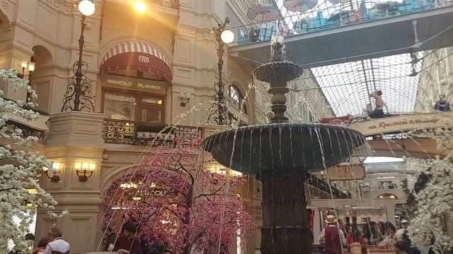 Главный универсальный магазин (ГУМ) Москвы. Видеообзор аллей торгового центра (06.05.22)