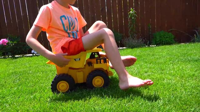 ПОЛ ЭТО ЛАВА Дети спасают машинку грузовик Bruder Экстремальный челлендж смотреть онлайн