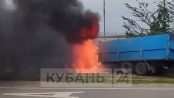 На Кубани легковушка врезалась в КамАЗ и загорелась, водитель погиб