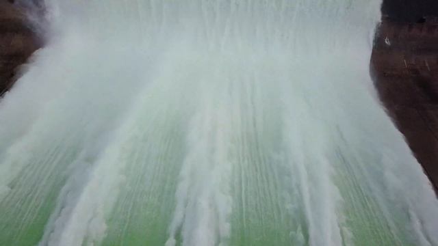 Сброс воды на Братской ГЭС смотреть онлайн