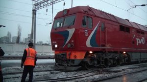Тепловоз ТЭП70БС-116 прицепляется к поезду