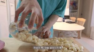 ENG ) 자취생 브이로그? 족발보다 2배 맛있는 꼬리 족발을 2배 더 맛있게 먹는 방법!! 교촌치킨 신메뉴 먹어보기 l 게살 비빔밥?, 방콕점보윙?, 단호박 수프?, 폭립