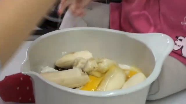 СОНЯ ПОВАРЕНОК ГОТОВИТ ТВОРОЖНУЮ ЗАПЕКАНКУ С ИЗЮМОМ И БАНАНОМ?? смотреть онлайн