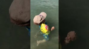 Как Лев научился плавать в нарукавниках в море в 1 год 9 мес.