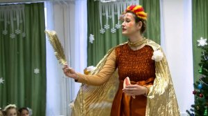 Новогодний утренник.    Выход тролля и Огненной птицы.