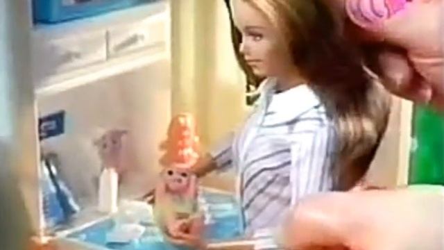 Игровой набор Barbie Happy Family Real Sounds House Французский рекламный ролик 2004