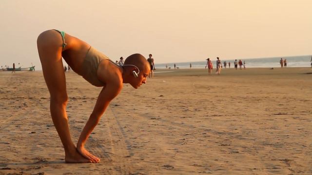 Чудная девушка! Я увидел ее на Гоа и тайно отснял это видео... смотреть онлайн