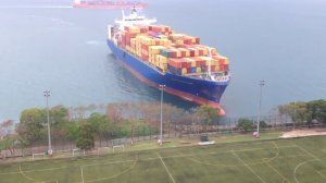 Огромный Грузовой Корабль 1 метр от берега!!! - Гон Конг Апрель 6, 2014