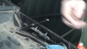 КАПОТ НЕ ОТКРЫВАЕТСЯ RANGE ROVER VOGUE L322, ЗАМЕНА ТРОСИКА.
