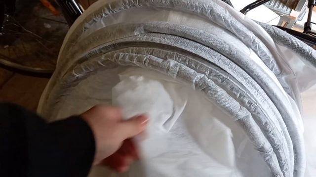 Укрываю огурцы на грядке от холода укрывным материалом спанбондом смотреть онлайн