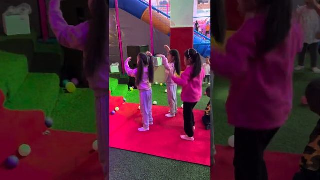 РАЗВЛЕКАТЕЛЬНЫЙ ЦЕНТР ДЛЯ ДЕТЕЙ.ДЕНЬ РОЖДЕНИЯ ЯСМИНЫ смотреть онлайн