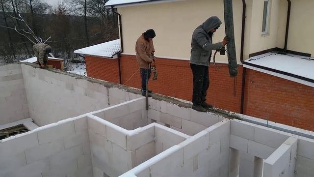 Заливка армпояса дома бетононасосом