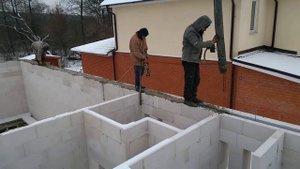 Заливка армпояса дома бетононасосом
