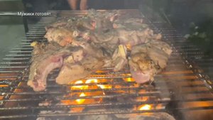 Мясо запеченное на МАНГАЛЕ!. Супер Сочные баранья корейка на мангале! Видео от друга.