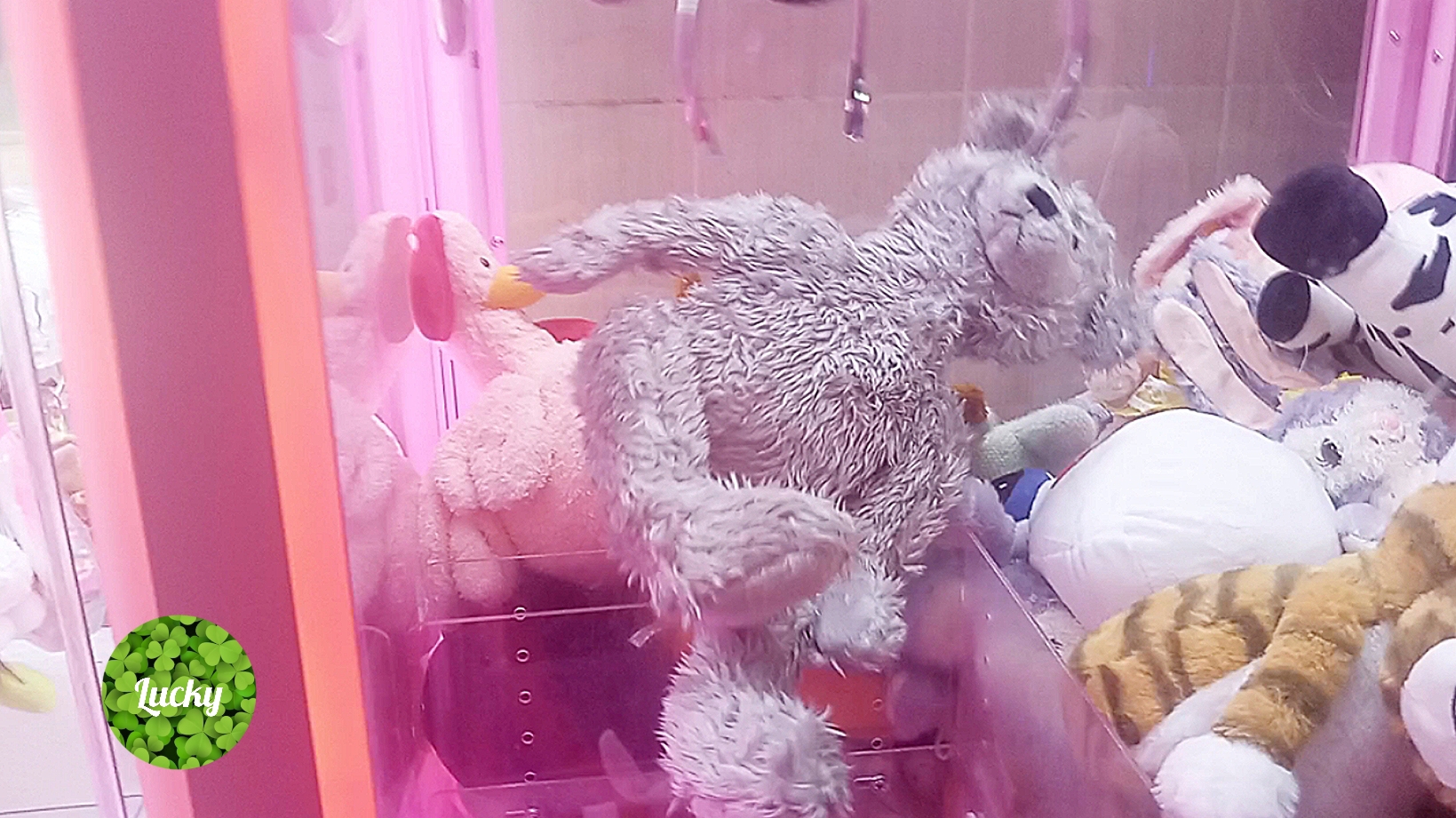 Неудобно расположенные игрушки. Разоряем игровой автомат.
