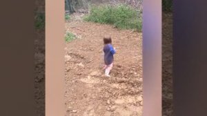 Дети валяются в грязи😂