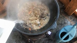 Готовим в казане: медвежатина с лапшой в пряных травах