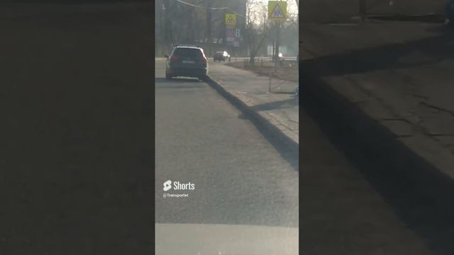 Расположился возле люка, что то делает  #Shorts