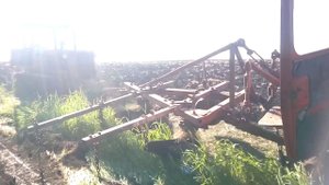 ДТ-75 развалилась бортовая.