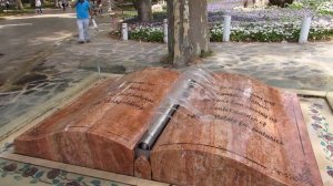 Фонтан в виде книги в Гюльхане парке Стамбула