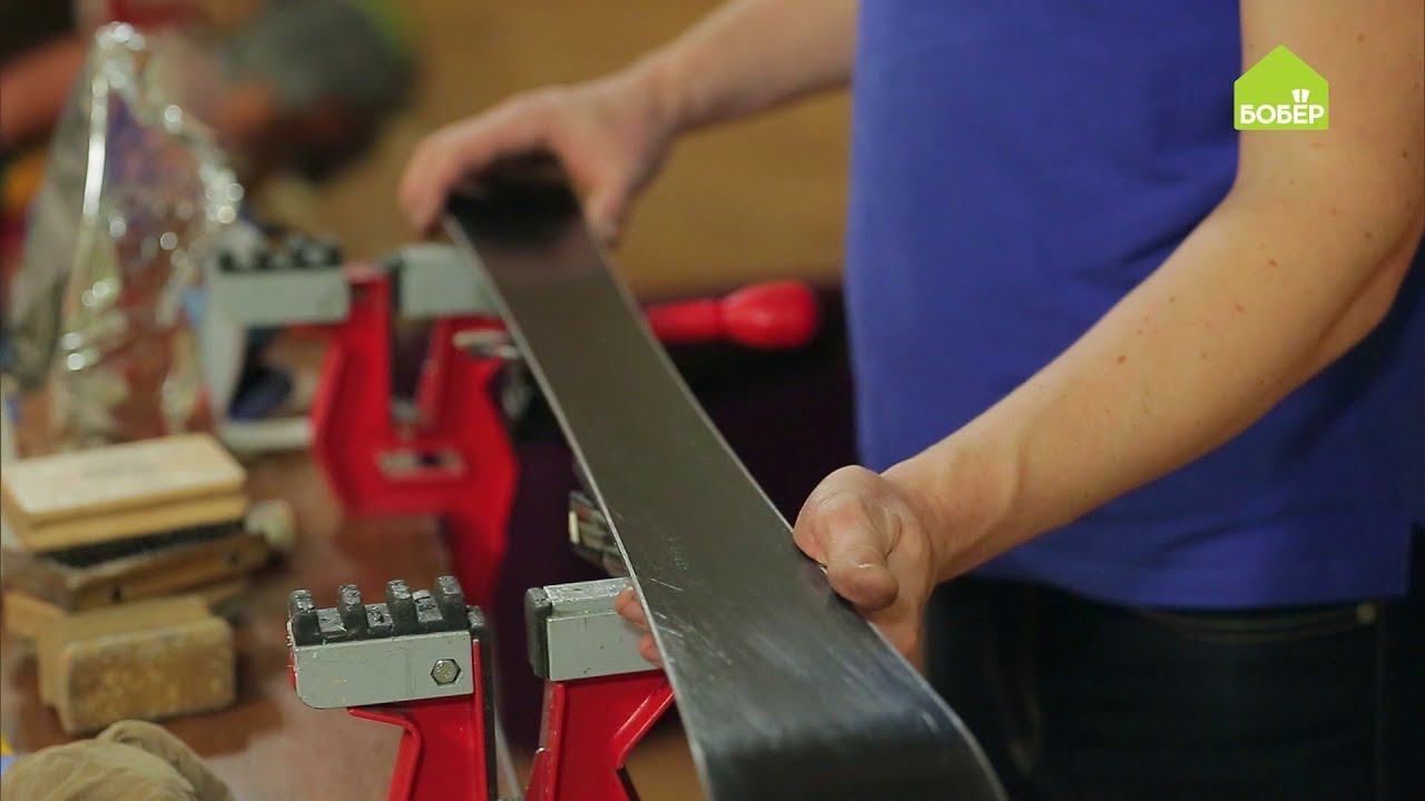 Как обрабатывать лыжи парафином. Нанесение парафина на беговые лыжи. Подготовка беговых лыж. Лыжи беговые парафинить. Щетки для снятия парафина с лыж.