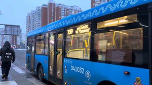 Автобус ЛиАЗ-4292.69(1-2-1) следует по маршруту 739 ”м. Некрасовка - ТЦ Садовод”