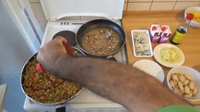Фаршированные Кальмары с соусом Горгонзола под Имбирной стружкой.