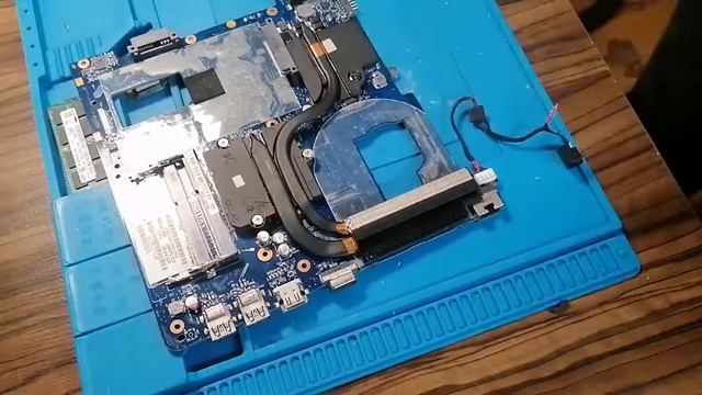 Ремонт крепления матрицы и зарядного разъёма. Ноутбук SAMSUNG NP350V5C смотреть онлайн