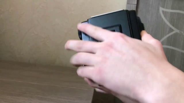 Показал фотоаппарат!
