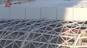 Строители ледовой арены катаются на крыше