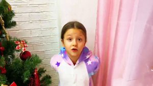 Амелька и Ева едят мороженое