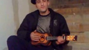 Нереально поёт и играет на гитаре без струн