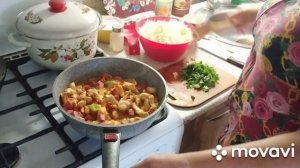 Тушеная капуста с мясом и копчеными колбасками.