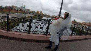 Жених НЕСЁТ невесту через Мост Йошкар-Ола Марийская свадьба