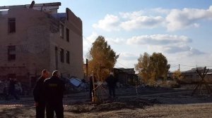 Снос здания бульдозером