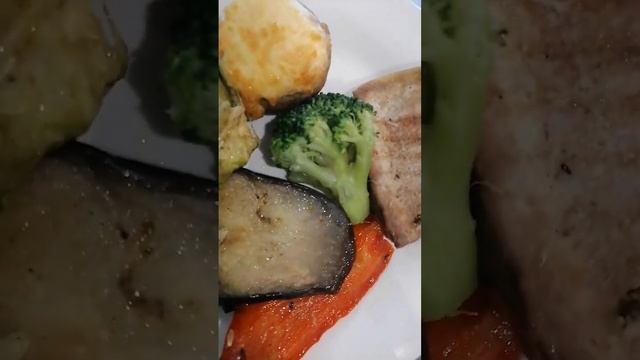 ЯЗЫК НА ГРИЛЕ, ОВОЩИ НА ГРИЛЕ, ШАМПИНЬОН С ВЕТЧИНОЙ #сытноеменю #вкусно #обед смотреть онлайн